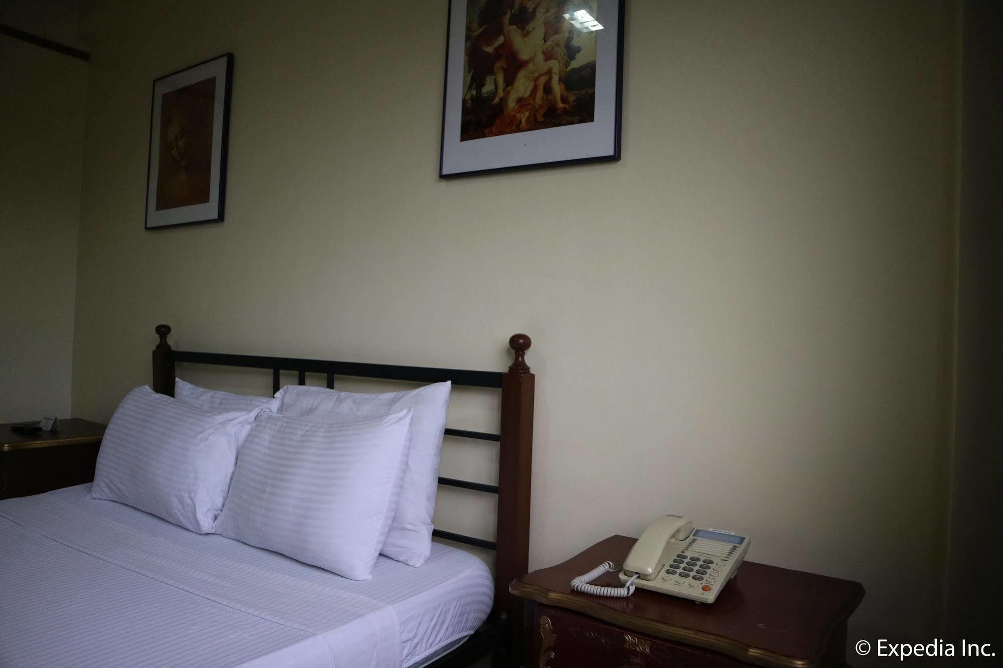 Spring Plaza Hotel Dasmarinas Exterior photo